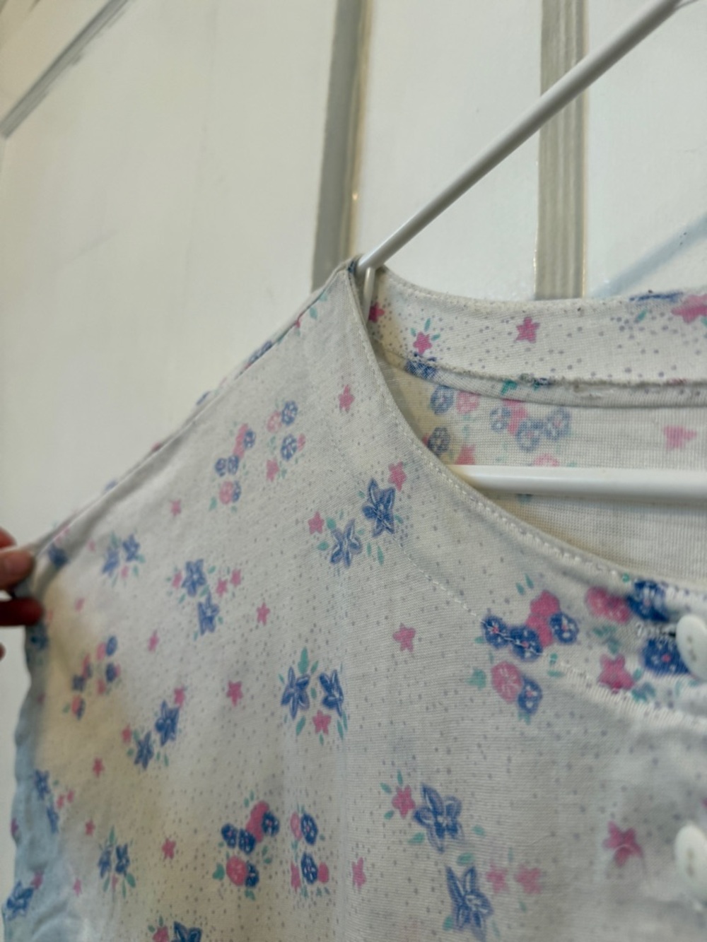 Light Floral Henley Tee in White with Pink & Blue Flowers vintage large - Picture 4 of 10